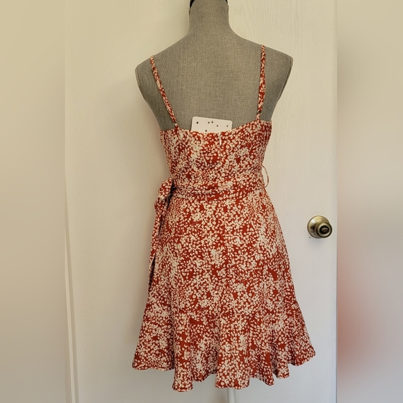 Hello Molly Just  Redwhiteprints Dress Tiered Wrap  Mini Floral Vneck size S - Picture 2 of 12